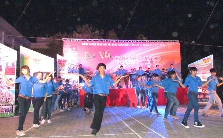 Đông đảo ĐVTN tham gia nhảy dân vũ mừng thành công Đại hội Đoàn toàn quốc.